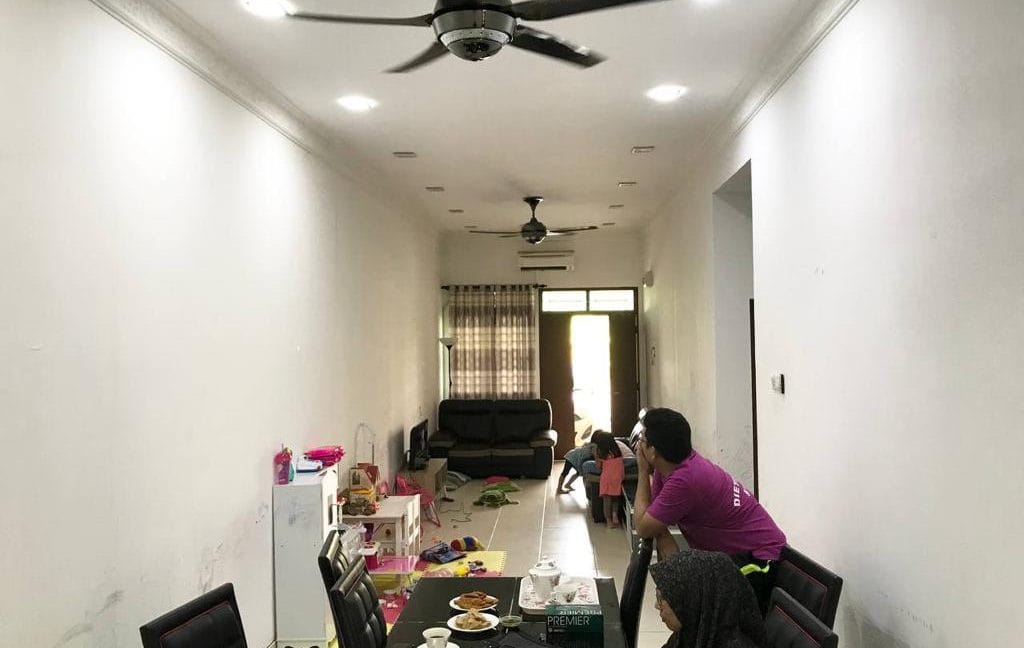 a8cfeca9-00f0-4d33-ac1e-e3b0d3f36f0b